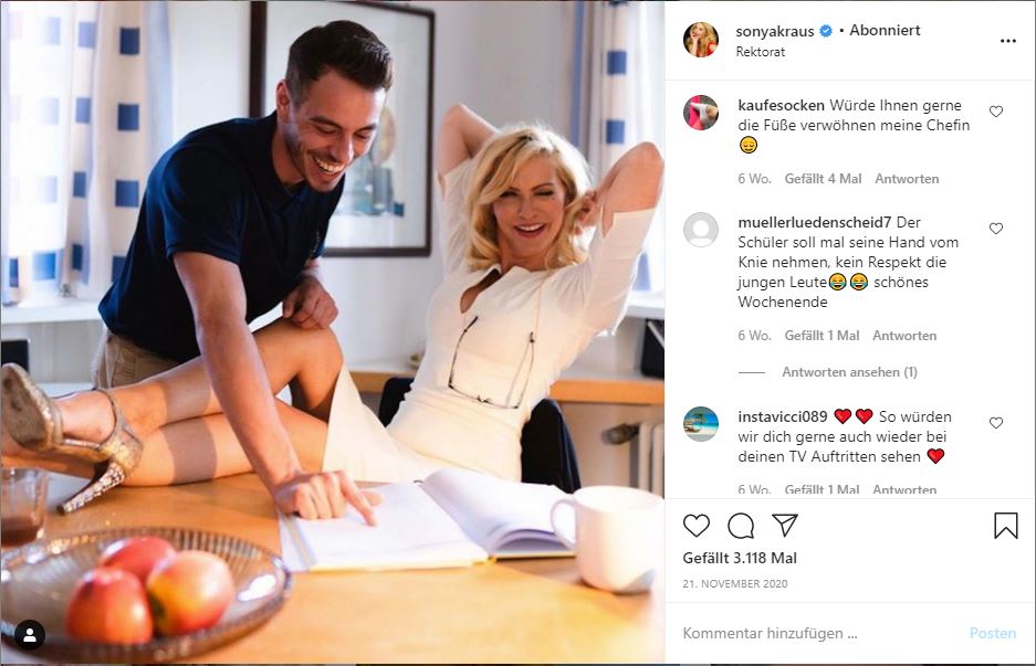 Sonya Kraus auf Instagram mit den Füßen auf dem Tisch, posierend wie eine strenge Lehrerin.