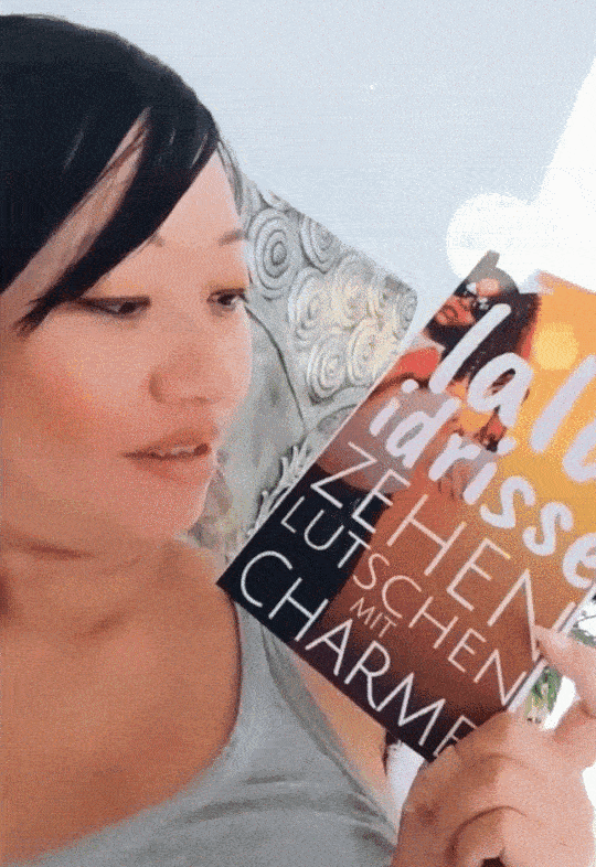 Tyra Taki hält ein Buch von Lala Idrisse in die Kamera und redet darüber.