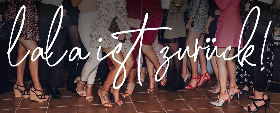 Der Schriftzug "Lala ist zurück" prangt über einem Gruppenfoto voller Damen in Party-Outfits.