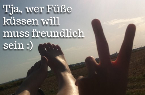 Zwei hübsche Füße strecken sich aus seinem Autofenster. Ein Text dazu sagt: Wer Füße küssen will, muss freundlich sein.