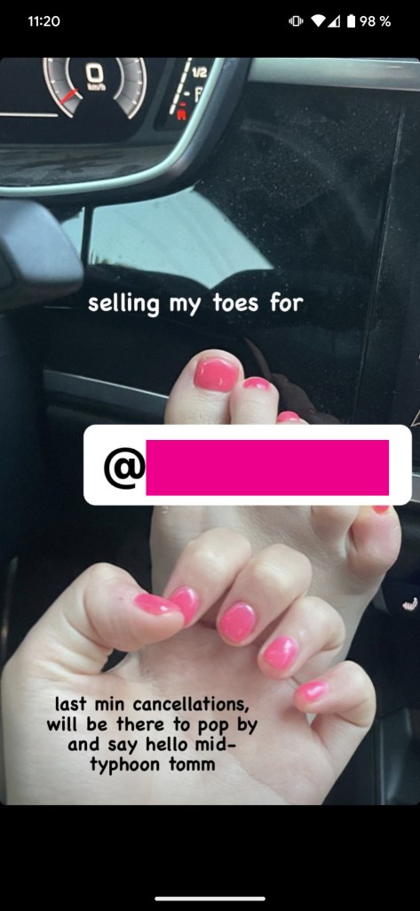 Ein Instagram-Beitrag, in dem eine Frau ihre Füße zensiert hat.