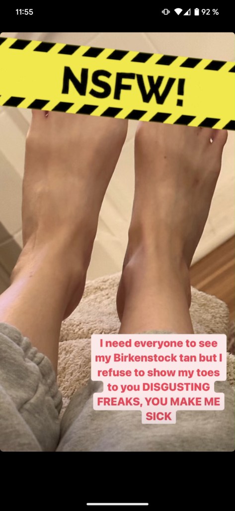 Die Füße einer Frau sind zu sehen, allerdings sind die Zehen durch einen großen Schriftzug verdeckt.