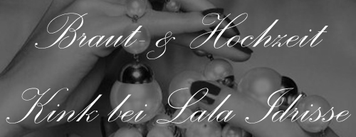 Ein Banner, das Frauenhände und Perlenketten zeigt.