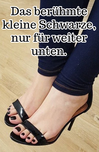 Das Bild zeigt zwei attraktive Frauenfüße in schwarzen High Heels. Ein Schriftzug stellt eine Verbindung zwischen dem berühmten kleinen schwarzen Abendkleid und schwarzen High Heels her.