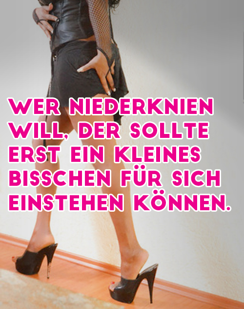 Eine Frau in typischer Kleidung einer Domina steht vor einer Wand. Ein Spruch ist zu lesen: Wer niederknien will, der sollte erst ein kleines bisschen für sich einstehen können.