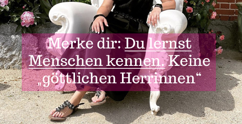 Eine Frau in Sandalen sitzt in einem edlen, weißen Sessel. Ein Schriftzug erinnert den Leser daran, dass dominante Frauen Menschen sind und auch als solche behandelt werden möchten.