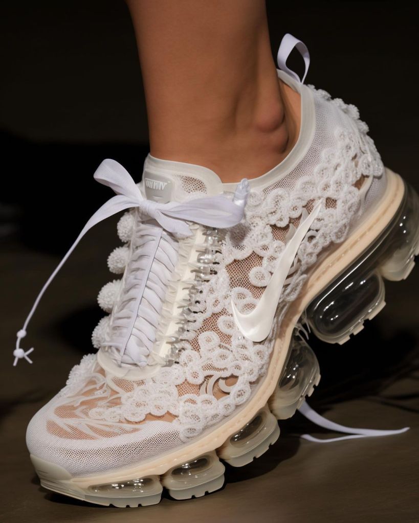 Ein Sneaker, der auch zu einem Brautkleid passen könnte.