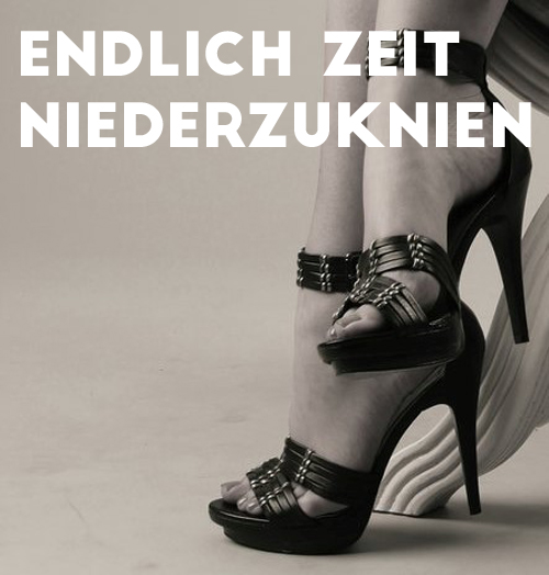 Zwei Frauenfüße in aufreizenden High Heels vor einem eleganten Stuhl. Ein Spruch ist zu lesen: Endlich Zeit, niederzuknien.