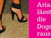 Video: Ariana Grande lässt im Interview ohne Schuhe die „Dogs“ raus