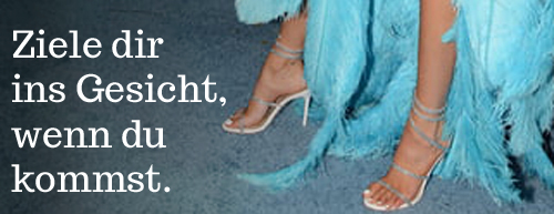 Zwei Frauenfüße in eleganten Schuhen und der Saum eines Ballkleids